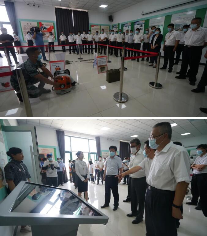 揭牌儀式后，活動人員參觀應(yīng)急管理科教體驗(yàn)基地